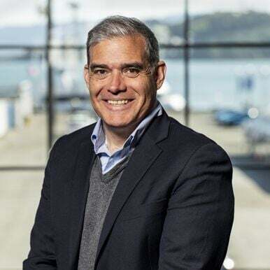 tom giles headshot